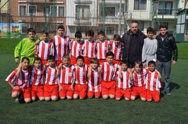 23 Nisan K&uuml;&ccedil;&uuml;kler Futbol Turnuvası Erenler&rsquo;de T&uuml;m Hızıyla Devam Ediyor 1