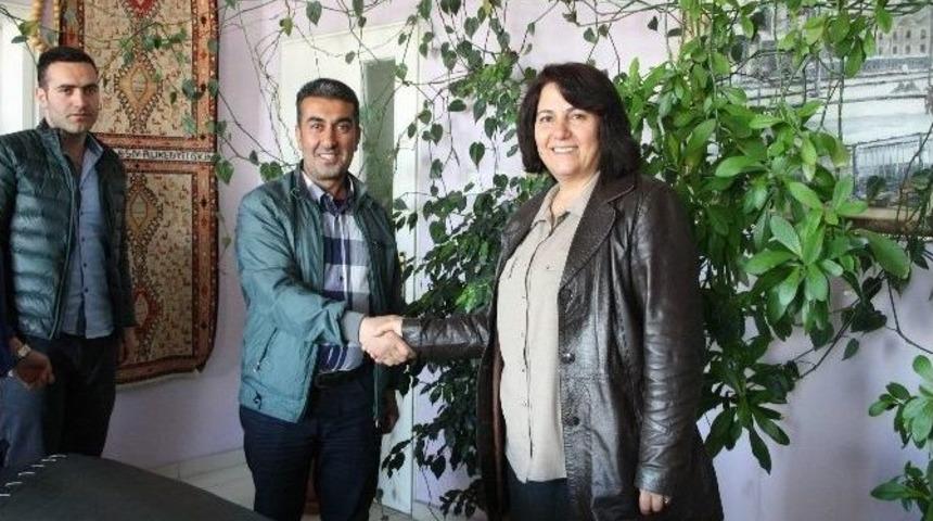 Belediyespor Kul&uuml;b&uuml; Kazandığı Kupaları Eş Başkan Yetişkin&rsquo;e Hediye Etti