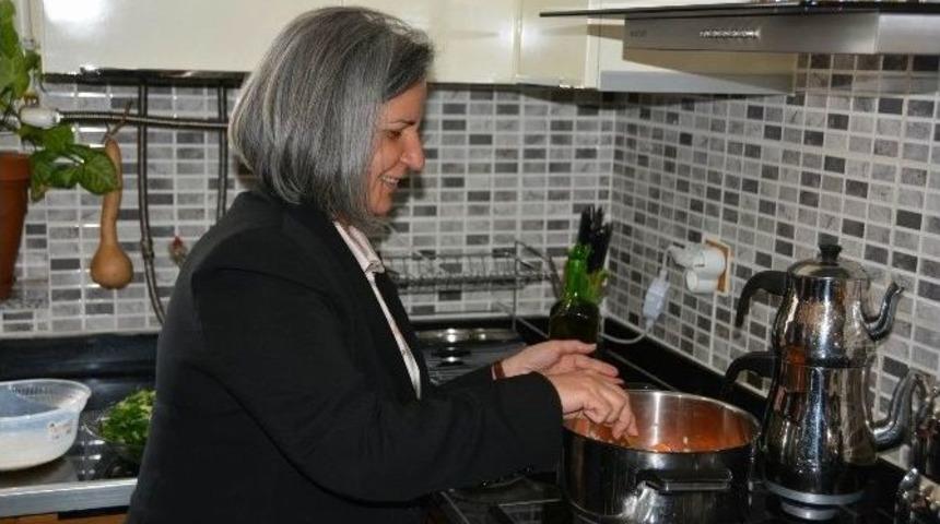 Kışanak Mutfağa Girip Yemek Yaptı