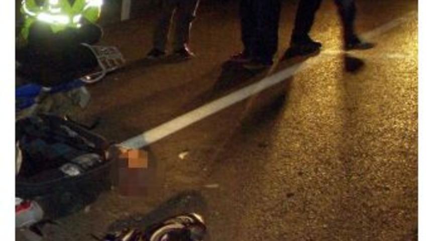 Motosiklet Trafik Levhasına &Ccedil;arptı: 2 Yaralı