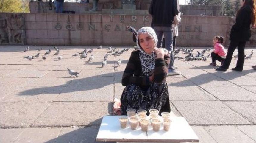 Hayatını Kuş Yemi Satarak S&uuml;rd&uuml;r&uuml;yor