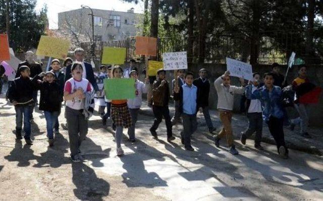 Siverek'te Ilkokul Öğrencileri Temiz Çevre Için Yürüdü