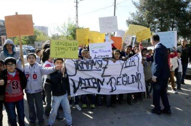 Siverek'te Ilkokul Öğrencileri Temiz Çevre Için Yürüdü