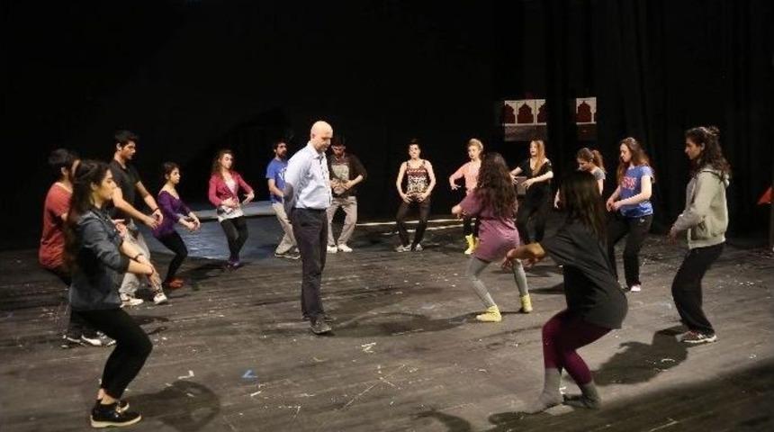 Gen&ccedil; Tiyatrocu Kursiyerler Provalara Devam Ediyor