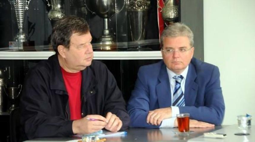 Altay'da Eski Başkanlar Y&ouml;netime El Koyuyor