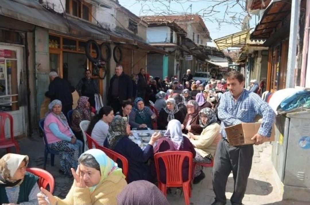 Kula&rsquo;da 3 Bin Kişiye Kutlu Doğum Yemeği Verildi