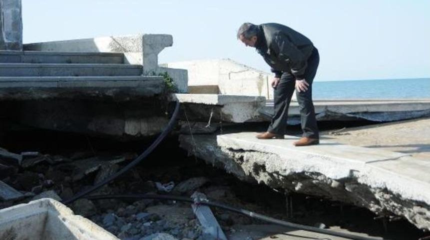 Fırtına Nedeniyle Y&uuml;r&uuml;y&uuml;ş Yolu &Ccedil;&ouml;kt&uuml;