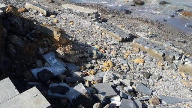 Fırtına Nedeniyle Y&uuml;r&uuml;y&uuml;ş Yolu &Ccedil;&ouml;kt&uuml; 3