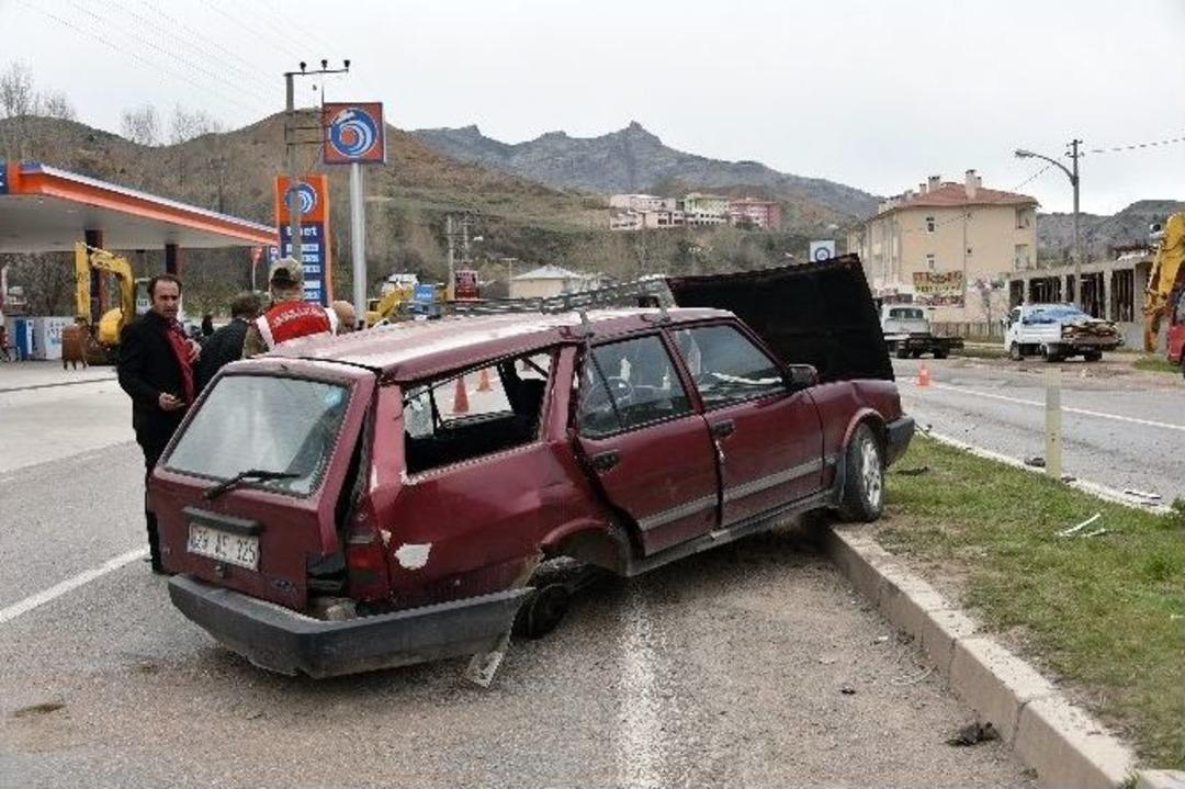 G&uuml;m&uuml;şhane&rsquo;de Trafik Kazası: 1 &Ouml;l&uuml;, 3 Yaralı