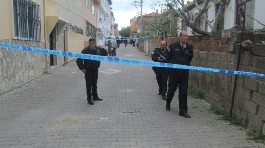 Yaşlı Kadın Evinin Kapısını A&ccedil;arkan Sırtından Silahla Vuruldu