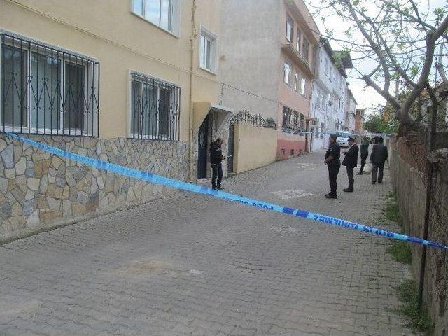 Yaşlı Kadın Evinin Kapısını A&ccedil;arkan Sırtından Silahla Vuruldu 1