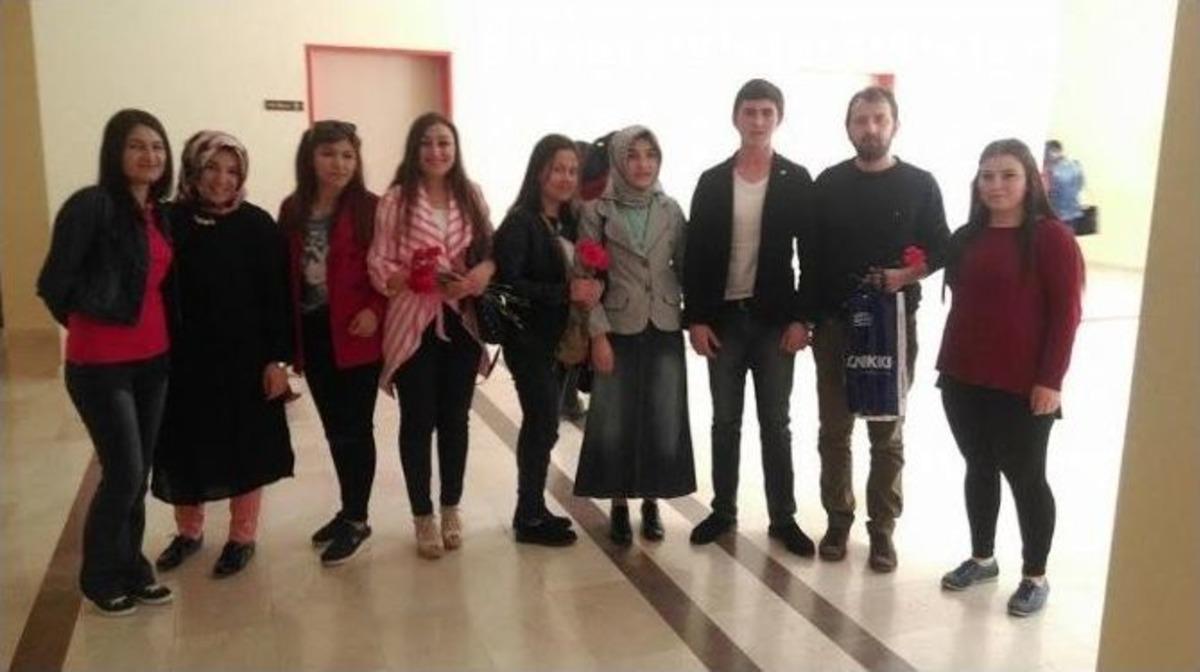 &Uuml;lk&uuml; Ocakları Bayanlar Birimi Karanfil Dağıttı