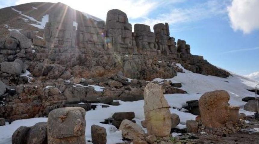 Nemrut Dağı'nda Sezonun Ilk Turistlerine Davullu-Zurnalı Karşılama