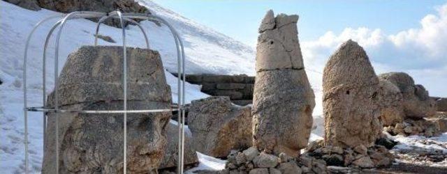 Nemrut Dağı'nda Sezonun Ilk Turistlerine Davullu-Zurnalı Karşılama