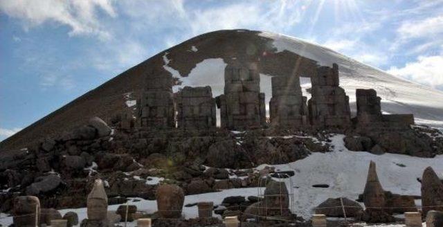 Nemrut Dağı'nda Sezonun Ilk Turistlerine Davullu-Zurnalı Karşılama