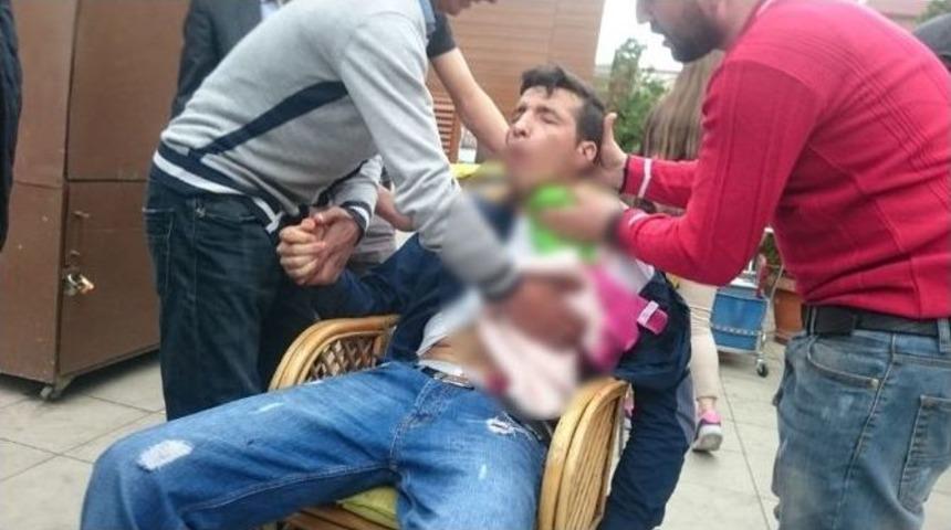 Kız Kavgasında Karnından Bı&ccedil;aklandı