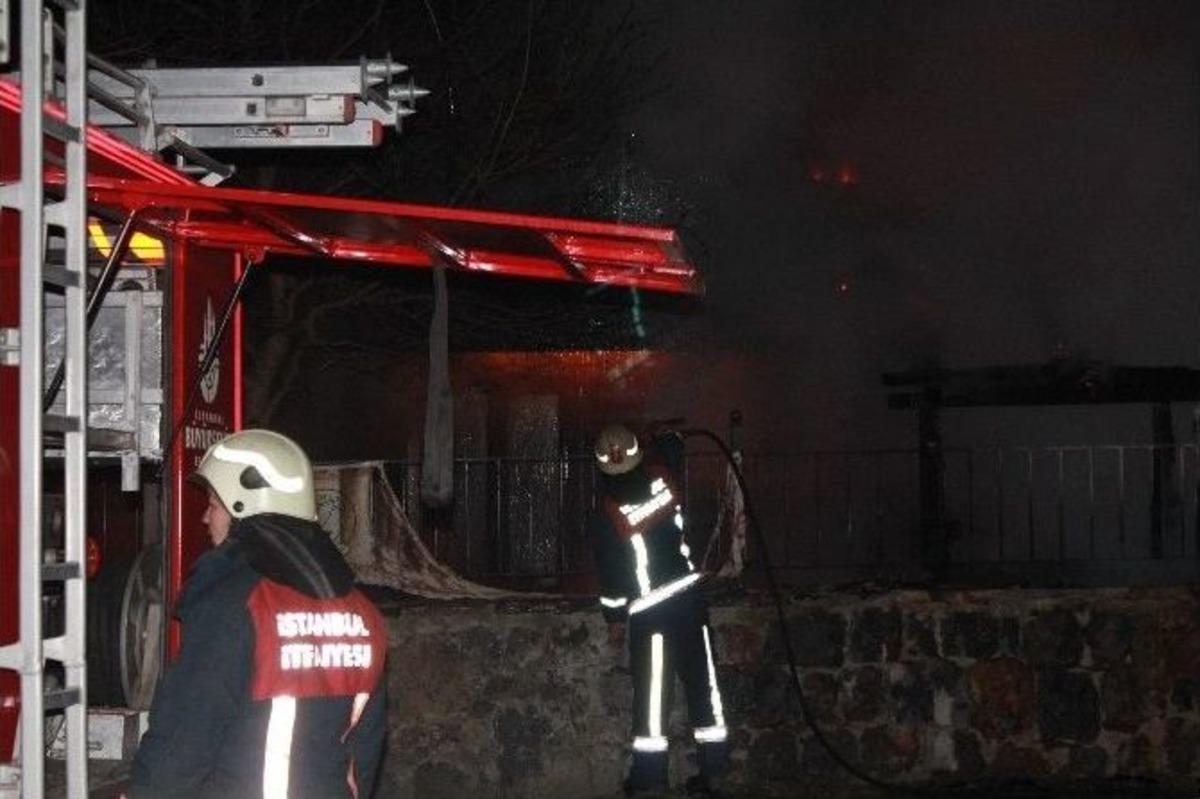 Gaziosmanpaşa&rsquo;da Park İ&ccedil;erisindeki Kafeterya Alev Alev Yandı