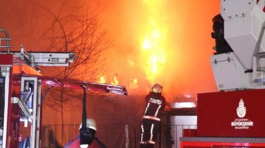 Park I&ccedil;indeki Kafetarya Alev Alev Yandı