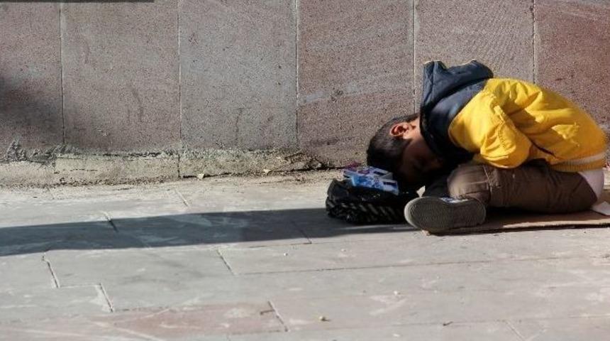 Kağıt Mendil Satarken Uyuyakalan &Ccedil;ocuk Y&uuml;rek Burktu