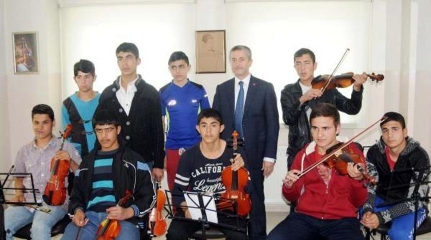 Su&ccedil;a S&uuml;r&uuml;klenen &Ccedil;ocuklara Keman Kursu