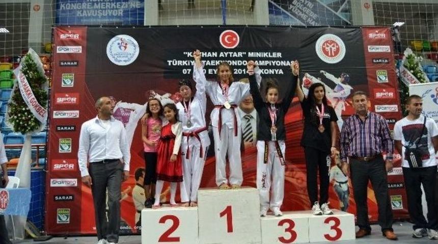 Ayvalıklı Tekvandocu Lara İnce&rsquo;nin B&uuml;y&uuml;k Başarısı