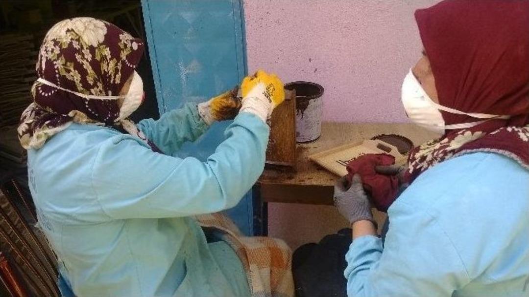 12 Kadın &Uuml;rettikleri Ahşap Hediyelik Eşyaları Uzung&ouml;l&rsquo;de Satıyor