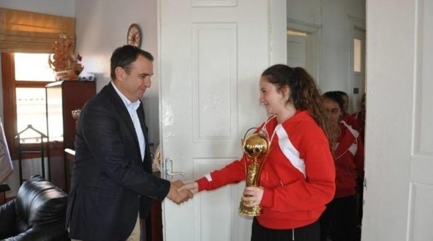 Başkan Gen&ccedil;er, Şampiyon Kızları Kabul Etti