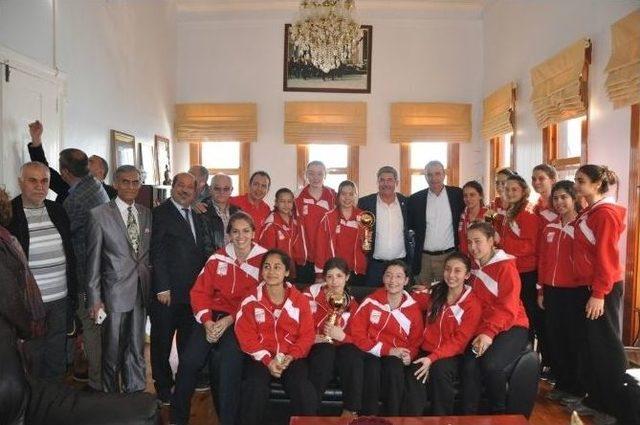 Başkan Gençer, Şampiyon Kızları Kabul Etti
