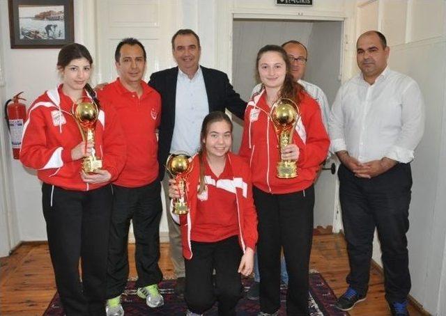 Başkan Gençer, Şampiyon Kızları Kabul Etti