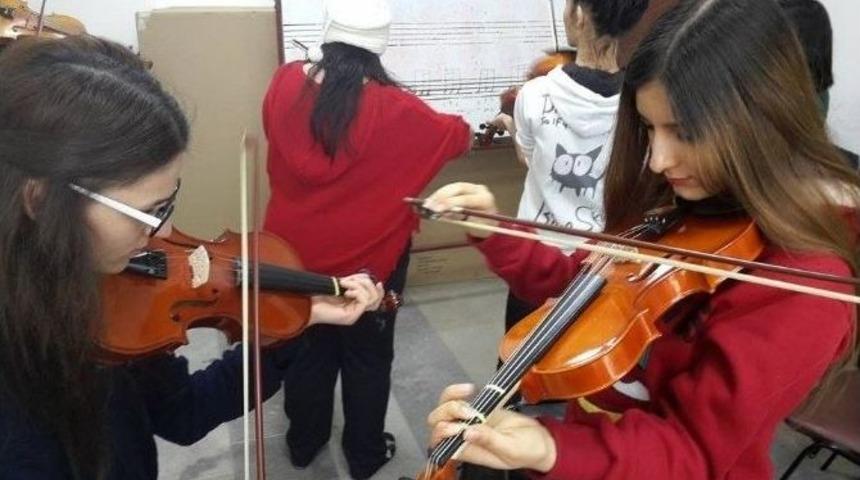 Geleceğin Sanat&ccedil;ıları Yetişiyor