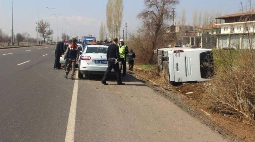 Kayseri&rsquo;de Turistleri Taşıyan Otob&uuml;s Devrildi: 12 Yaralı