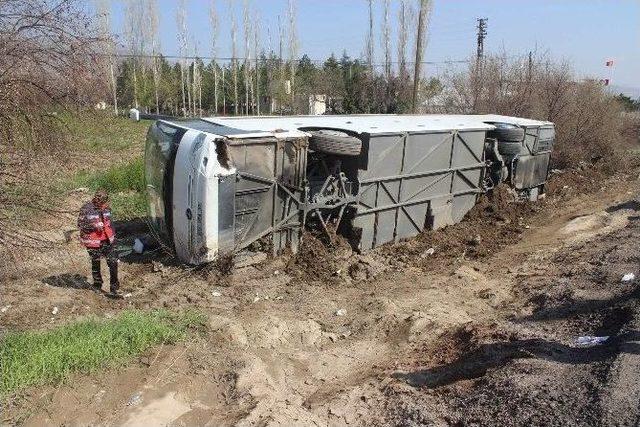 Kayseri’de Turistleri Taşıyan Otobüs Devrildi: 12 Yaralı