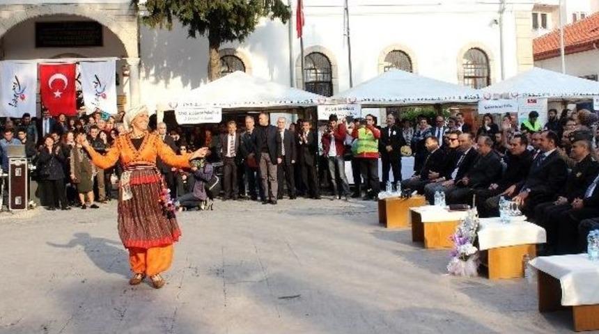Vali &Ccedil;i&ccedil;ek: Turizm Sevdadır, Sevgidir