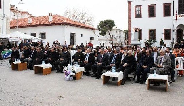 Vali &Ccedil;i&ccedil;ek: Turizm Sevdadır, Sevgidir 1