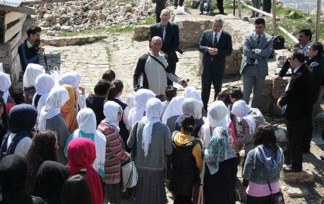 Elazığ’da Öğrenciler Harput Kalesini Gezdi