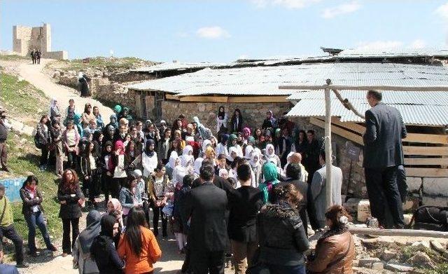 Elazığ’da Öğrenciler Harput Kalesini Gezdi