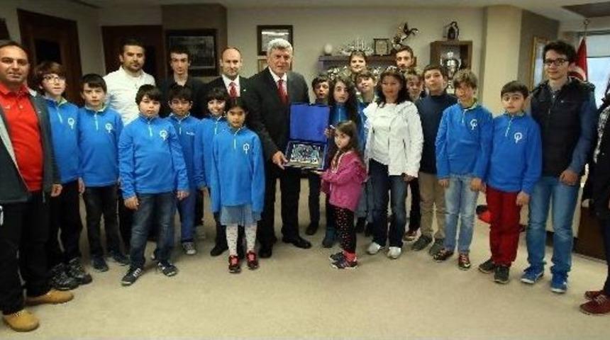 Başkan Karaosmanoğlu, Yelken Kul&uuml;b&uuml;&rsquo;n&uuml; Ağırladı