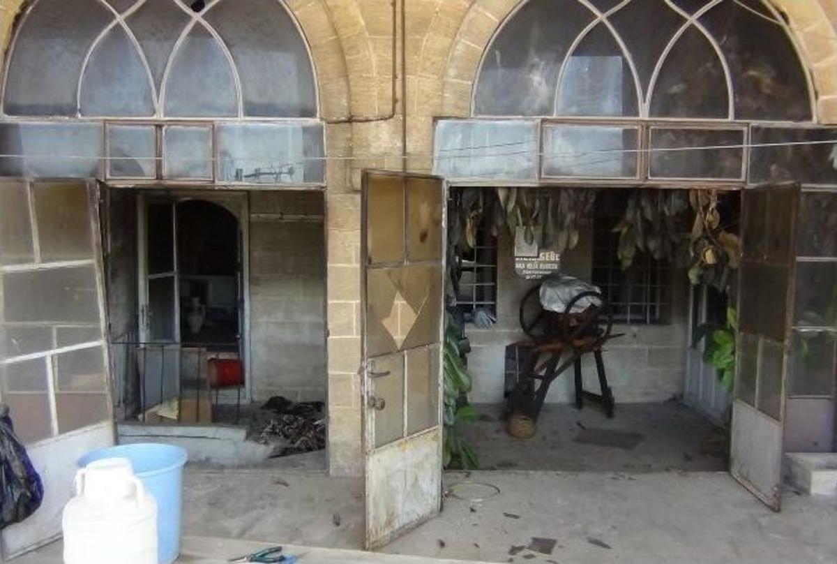 Tarihi Binayı &Ouml;nce Soydular Sonra Ateşe Verdiler