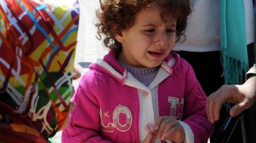 Kaldırımda Y&uuml;r&uuml;yen Anne Ile Kızına Otomobil &Ccedil;arptı