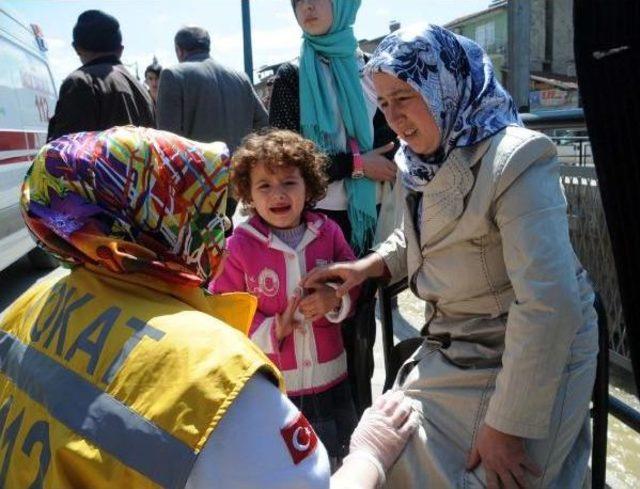 Kaldırımda Y&uuml;r&uuml;yen Anne Ile Kızına Otomobil &Ccedil;arptı 1