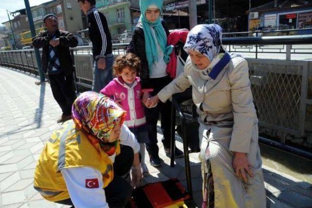 Kaldırımda Y&uuml;r&uuml;yen Anne Ile Kızına Otomobil &Ccedil;arptı 2