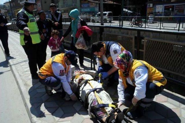 Kaldırımda Y&uuml;r&uuml;yen Anne Ile Kızına Otomobil &Ccedil;arptı 3