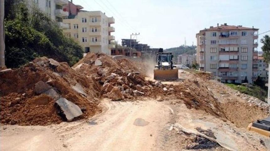 Çınarcık’ta İstinat Duvarı Çöktü, Cadde Trafiğe Kapandı