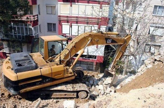 Çınarcık’ta İstinat Duvarı Çöktü, Cadde Trafiğe Kapandı