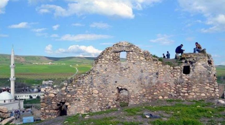 Tarihi Manastırda Define Kazısı Yapan 3 Kişi Yakalandı