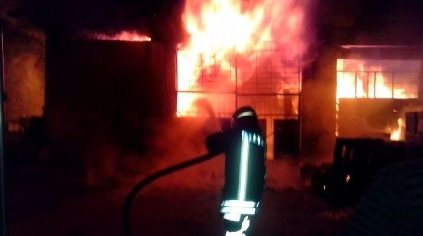 S&ouml;ke&rsquo;de Yangın Depoyu K&uuml;l Etti