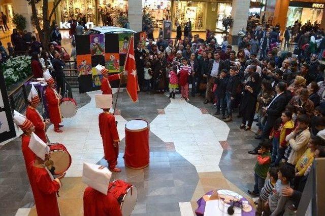 Piazza’da Küçük Mehteranlar Hayranlık Uyandırdı