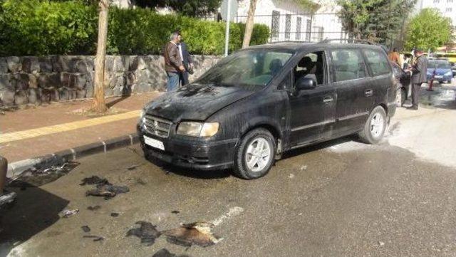 Gaziantep’Te Hareket Halindeki Araç Yandı