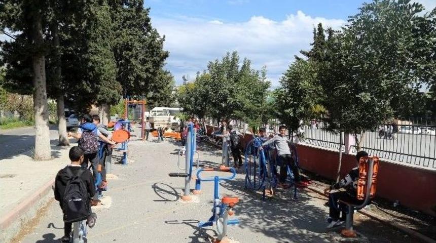 Erdemli Belediyesi&rsquo;den Okullara Oyun Grubu