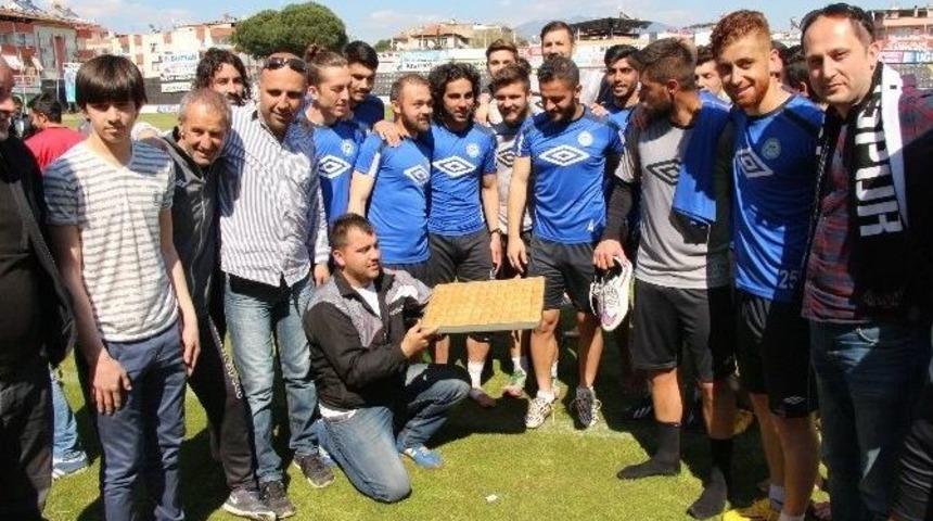 Taraftardan Nazillili Futbolculara Baklava Dopingi